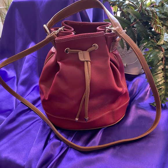 Liz Claiborne Handbags - 📌Liz Claiborne Great Locking Handbag space for a lot of stuff